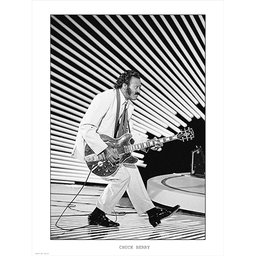 Chuck Berry tocando la guitarra caminando